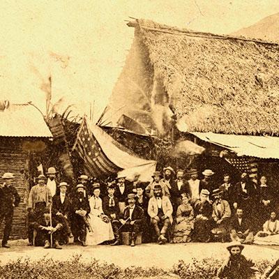Foto antigua de 1890 varias personas posando frente a la cámara
